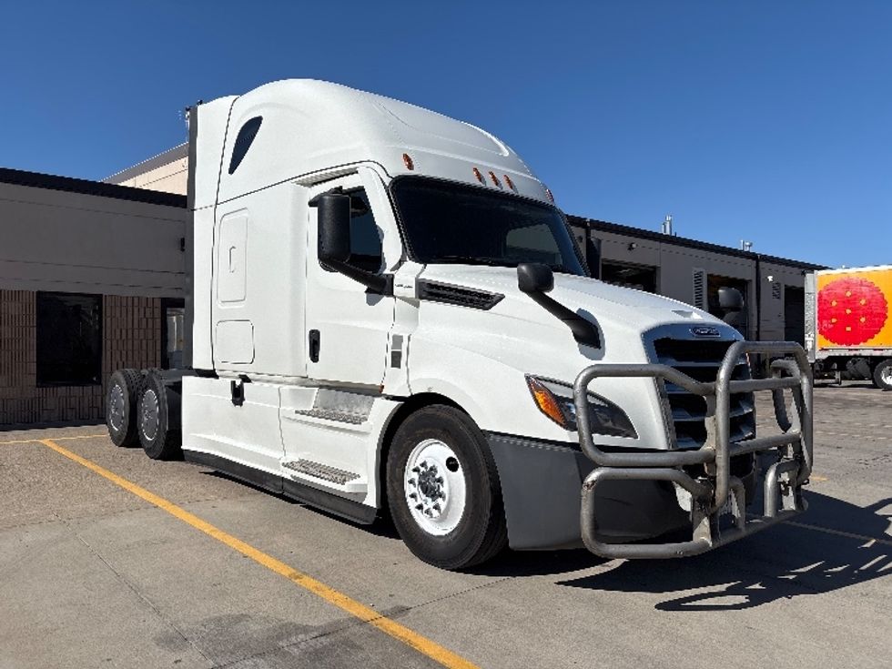 Sleeper Tractor-Heavy Duty Tractors-Freightliner-2024-T12664ST-Salt Lake City-UT-592,937\n\t\tmiles-$ 82,750 - Image 1