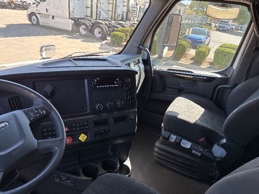 Sleeper Tractor-Heavy Duty Tractors-Freightliner-2024-T12664ST-Salt Lake City-UT-592,937\n\t\tmiles-$ 82,750 - Image 10