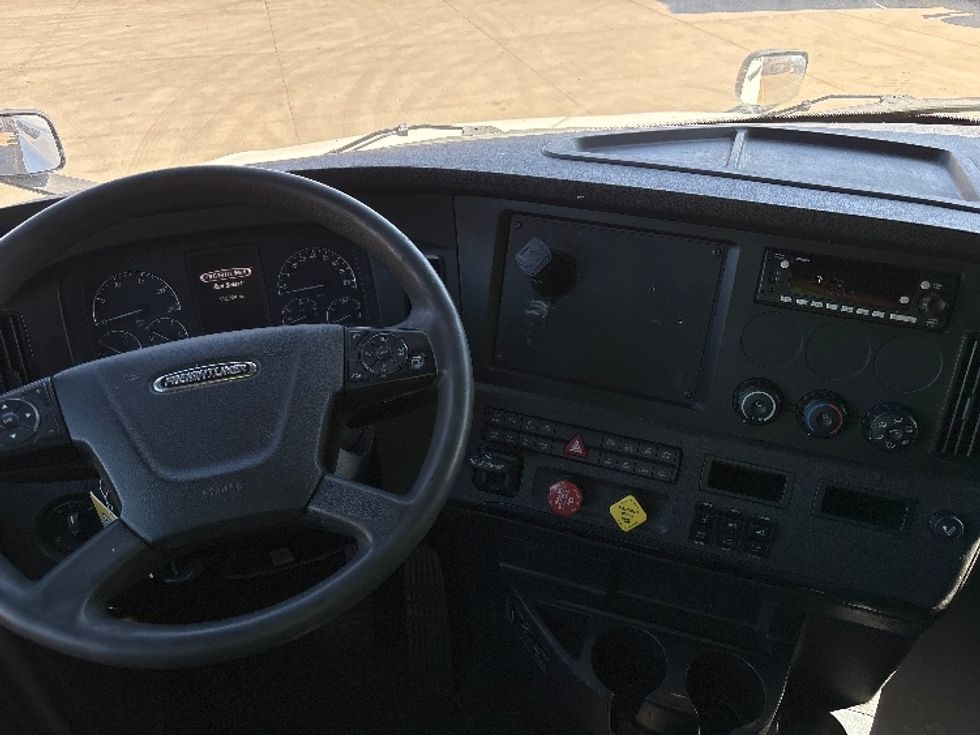 Sleeper Tractor-Heavy Duty Tractors-Freightliner-2024-T12664ST-Salt Lake City-UT-592,937\n\t\tmiles-$ 82,750 - Image 11