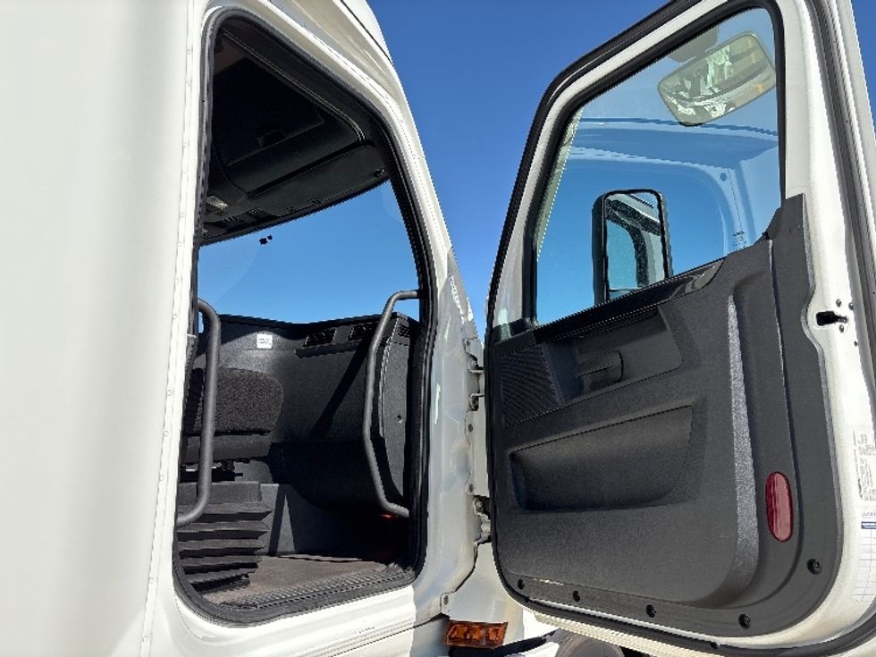 Sleeper Tractor-Heavy Duty Tractors-Freightliner-2024-T12664ST-Salt Lake City-UT-592,937\n\t\tmiles-$ 82,750 - Image 13