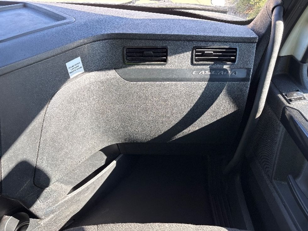 Sleeper Tractor-Heavy Duty Tractors-Freightliner-2024-T12664ST-Salt Lake City-UT-592,937\n\t\tmiles-$ 82,750 - Image 14