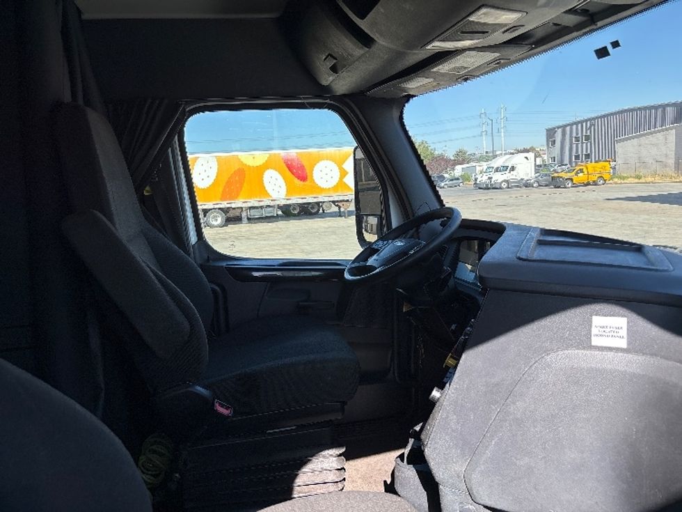 Sleeper Tractor-Heavy Duty Tractors-Freightliner-2024-T12664ST-Salt Lake City-UT-592,937\n\t\tmiles-$ 82,750 - Image 15