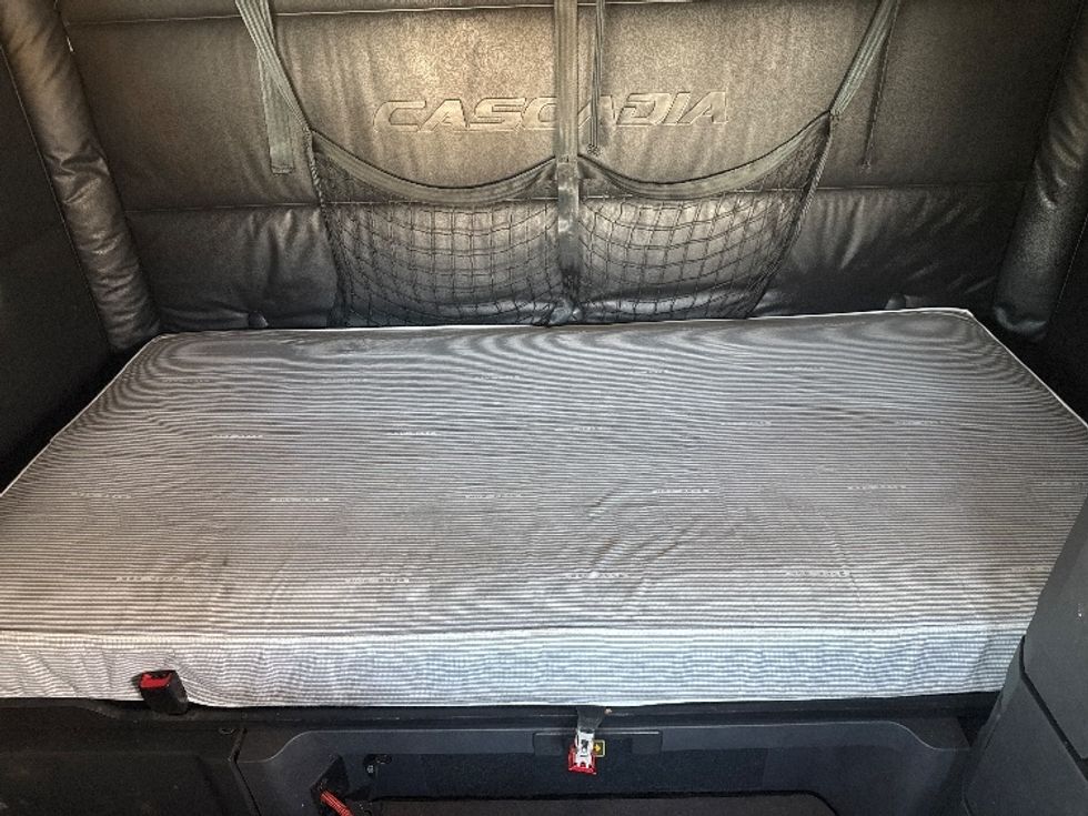 Sleeper Tractor-Heavy Duty Tractors-Freightliner-2024-T12664ST-Salt Lake City-UT-592,937\n\t\tmiles-$ 82,750 - Image 17