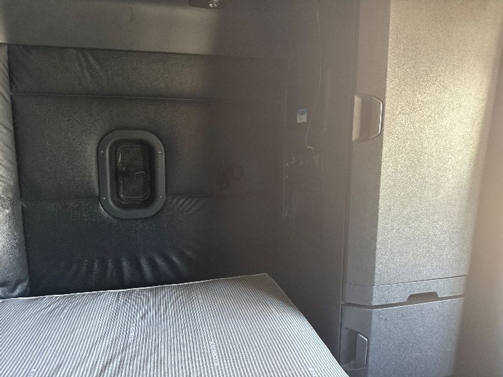 Sleeper Tractor-Heavy Duty Tractors-Freightliner-2024-T12664ST-Salt Lake City-UT-592,937\n\t\tmiles-$ 82,750 - Image 18