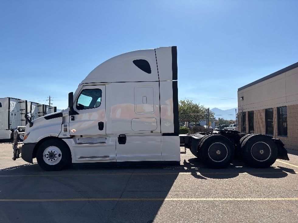 Sleeper Tractor-Heavy Duty Tractors-Freightliner-2024-T12664ST-Salt Lake City-UT-592,937\n\t\tmiles-$ 82,750 - Image 4