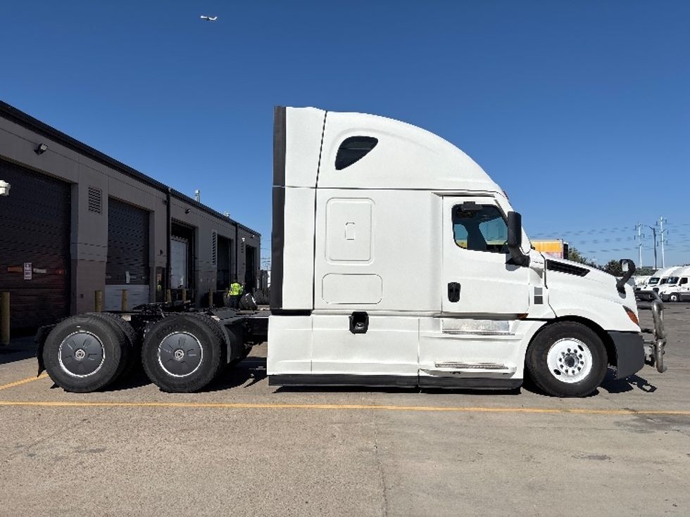 Sleeper Tractor-Heavy Duty Tractors-Freightliner-2024-T12664ST-Salt Lake City-UT-592,937\n\t\tmiles-$ 82,750 - Image 8
