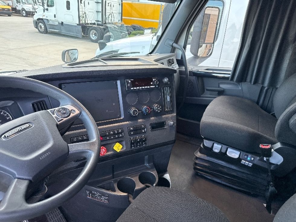 Sleeper Tractor-Heavy Duty Tractors-Freightliner-2024-T12664ST-Salt Lake City-UT-610,985\n\t\tmiles-$ 83,500 - Image 10
