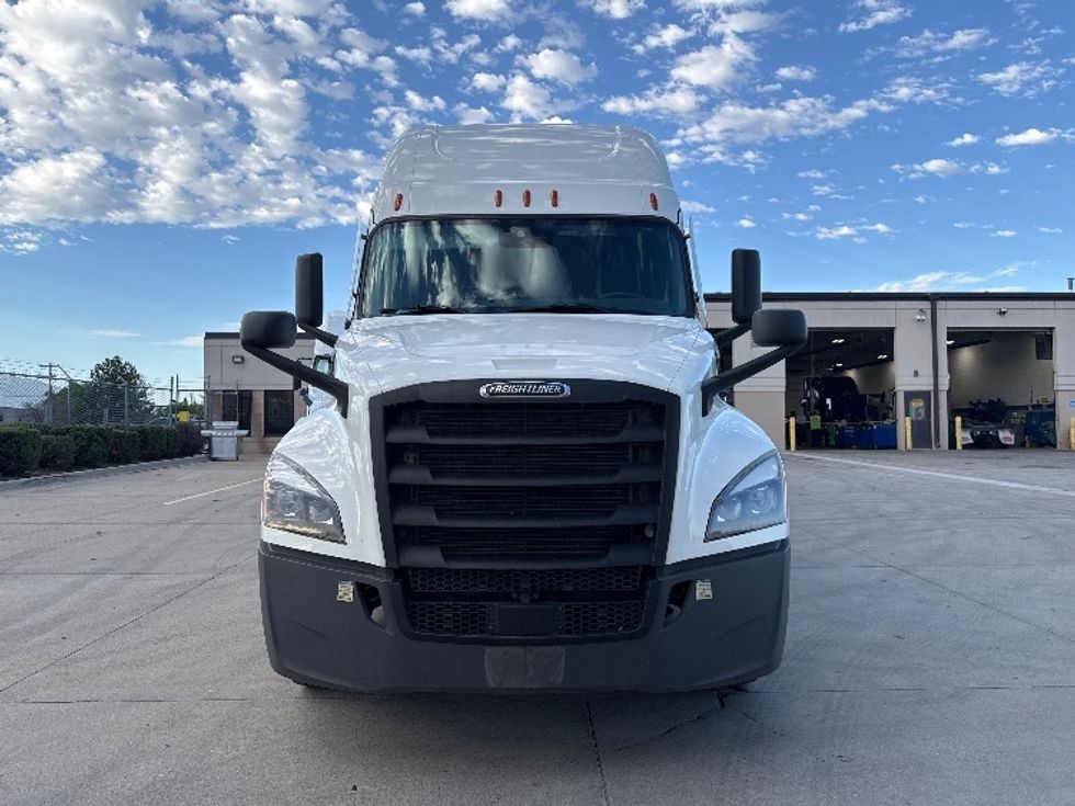 Sleeper Tractor-Heavy Duty Tractors-Freightliner-2024-T12664ST-Salt Lake City-UT-610,985\n\t\tmiles-$ 83,500 - Image 2