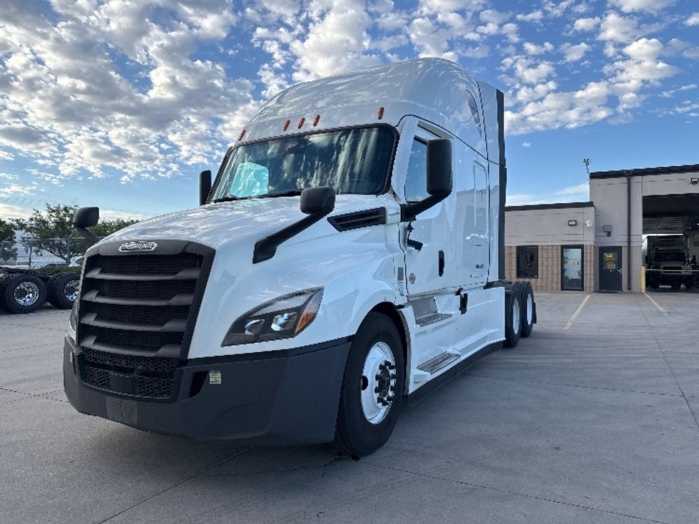 Sleeper Tractor-Heavy Duty Tractors-Freightliner-2024-T12664ST-Salt Lake City-UT-610,985\n\t\tmiles-$ 83,500 - Image 3