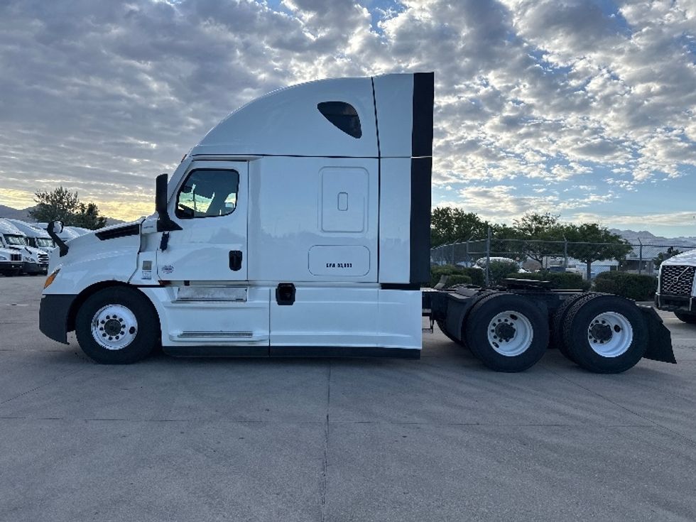 Sleeper Tractor-Heavy Duty Tractors-Freightliner-2024-T12664ST-Salt Lake City-UT-610,985\n\t\tmiles-$ 83,500 - Image 4