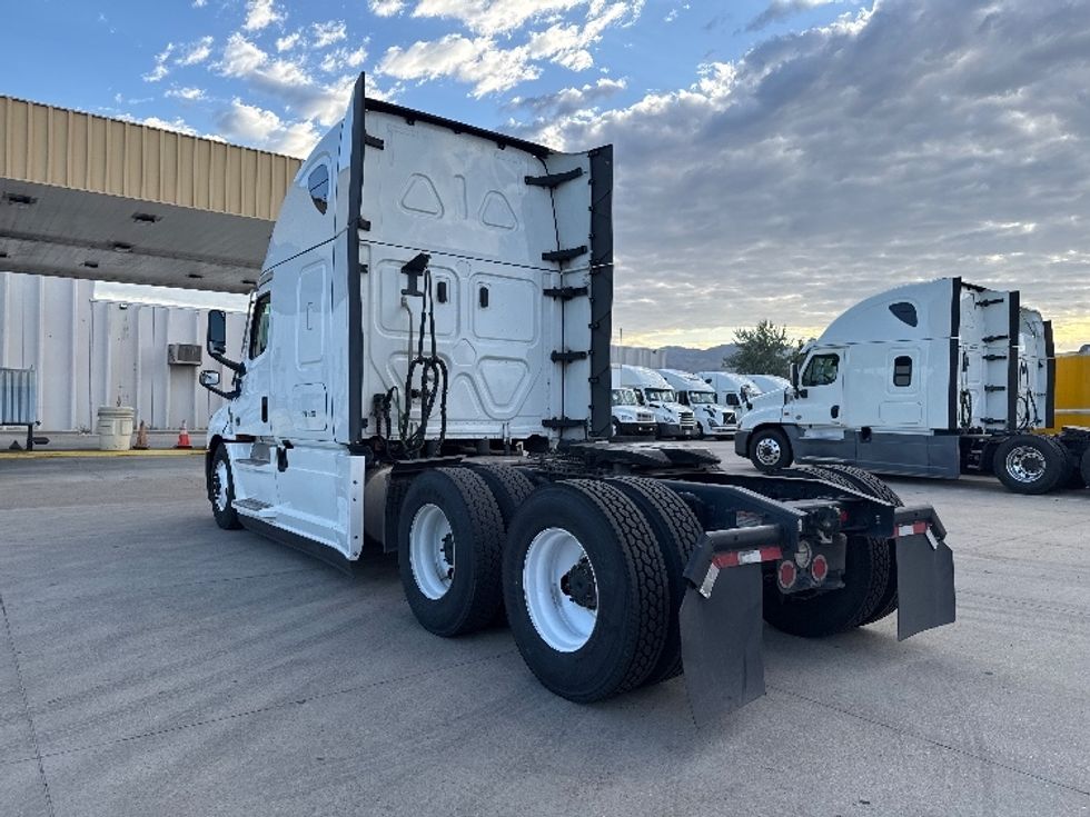 Sleeper Tractor-Heavy Duty Tractors-Freightliner-2024-T12664ST-Salt Lake City-UT-610,985\n\t\tmiles-$ 83,500 - Image 5