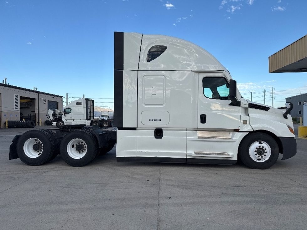 Sleeper Tractor-Heavy Duty Tractors-Freightliner-2024-T12664ST-Salt Lake City-UT-610,985\n\t\tmiles-$ 83,500 - Image 8