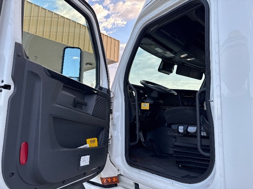 Sleeper Tractor-Heavy Duty Tractors-Freightliner-2024-T12664ST-Salt Lake City-UT-610,985\n\t\tmiles-$ 83,500 - Image 9