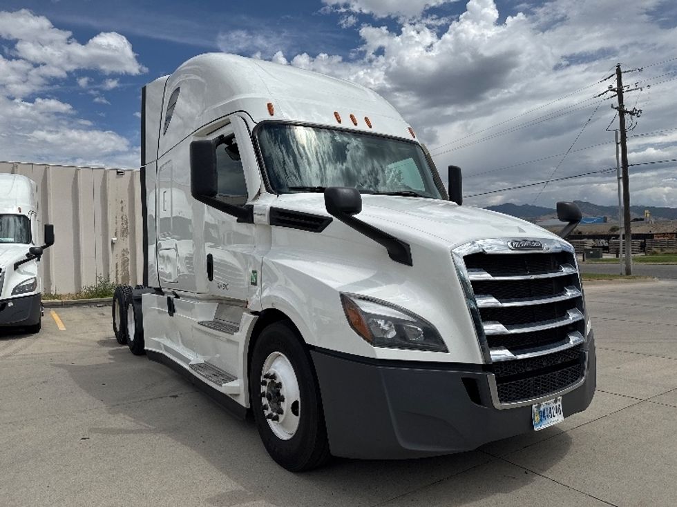 Sleeper Tractor-Heavy Duty Tractors-Freightliner-2024-T12664ST-Salt Lake City-UT-628,249\n\t\tmiles-$ 79,000 - Image 1