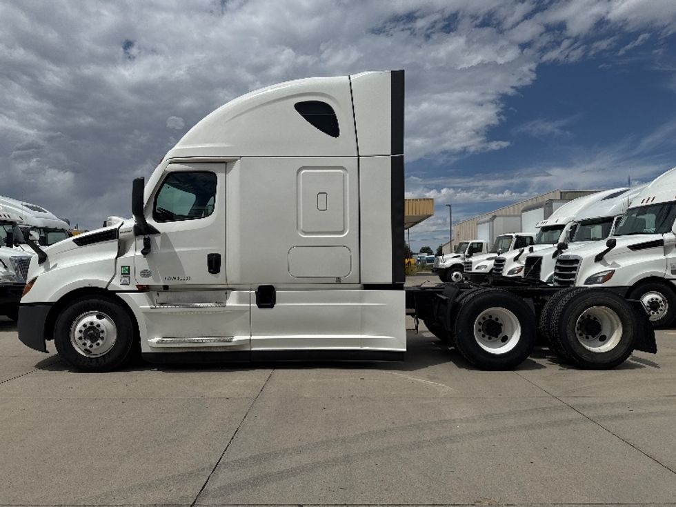 Sleeper Tractor-Heavy Duty Tractors-Freightliner-2024-T12664ST-Salt Lake City-UT-628,249\n\t\tmiles-$ 79,000 - Image 4