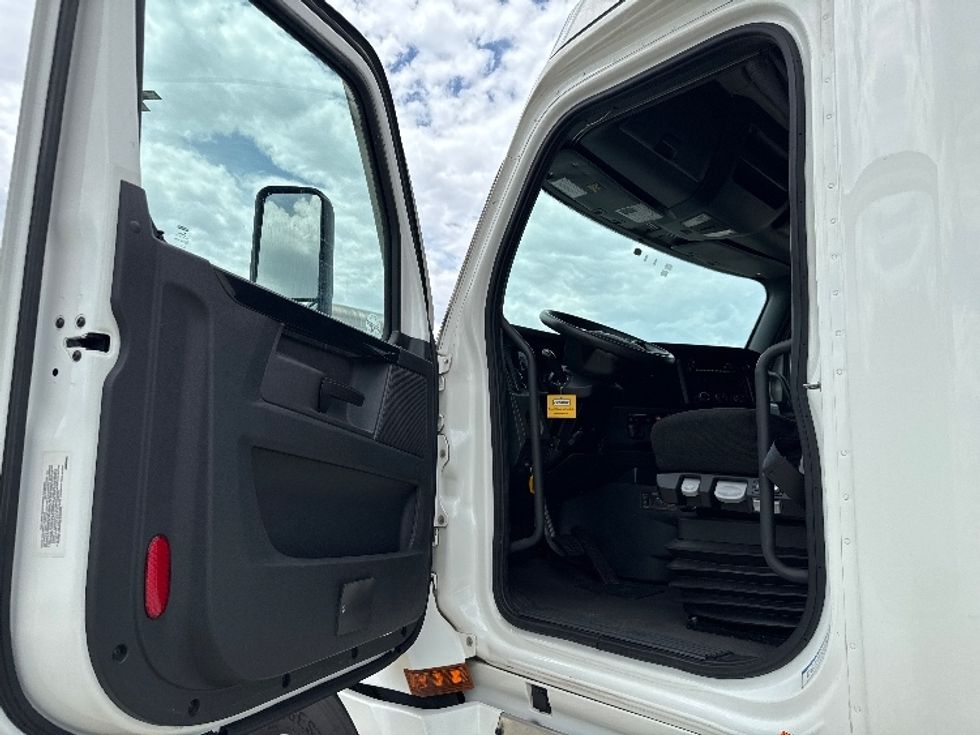 Sleeper Tractor-Heavy Duty Tractors-Freightliner-2024-T12664ST-Salt Lake City-UT-628,249\n\t\tmiles-$ 79,000 - Image 9