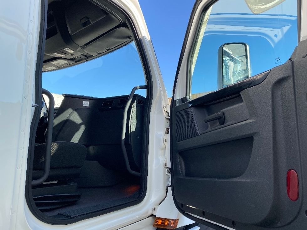 Sleeper Tractor-Heavy Duty Tractors-Freightliner-2024-T12664ST-Salt Lake City-UT-659,134\n\t\tmiles-$ 81,750 - Image 13