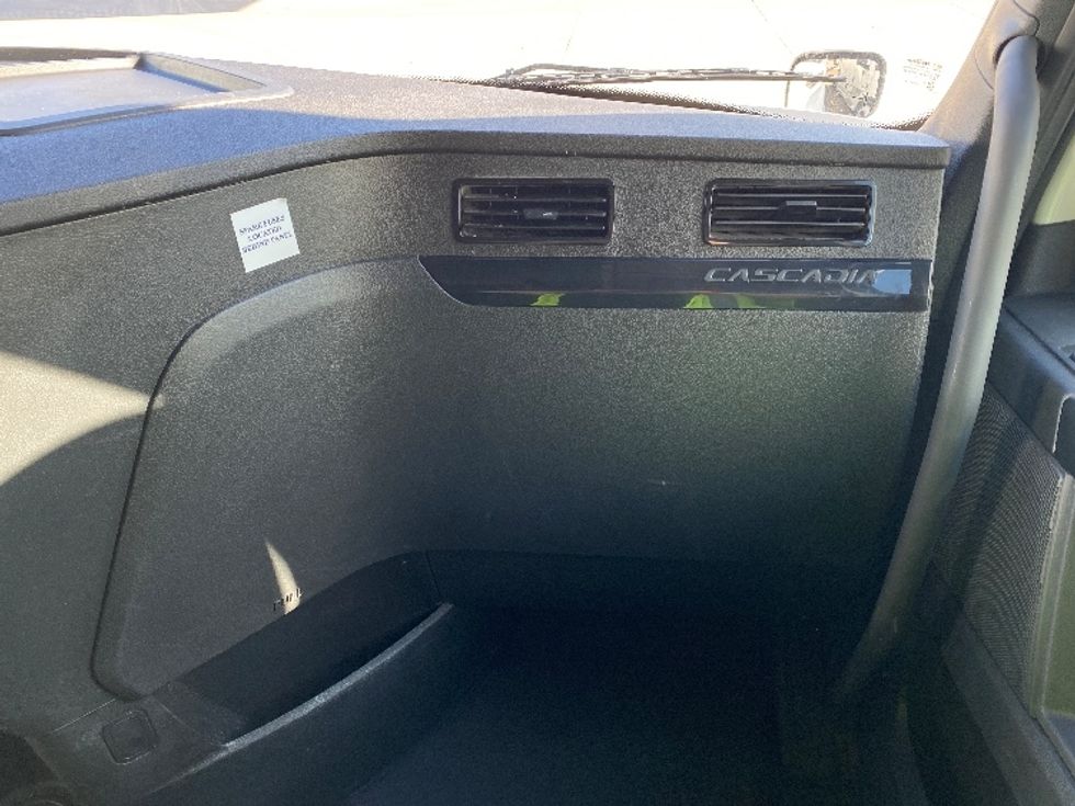 Sleeper Tractor-Heavy Duty Tractors-Freightliner-2024-T12664ST-Salt Lake City-UT-659,134\n\t\tmiles-$ 81,750 - Image 14