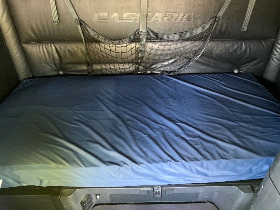 Sleeper Tractor-Heavy Duty Tractors-Freightliner-2024-T12664ST-Salt Lake City-UT-659,134\n\t\tmiles-$ 81,750 - Image 17