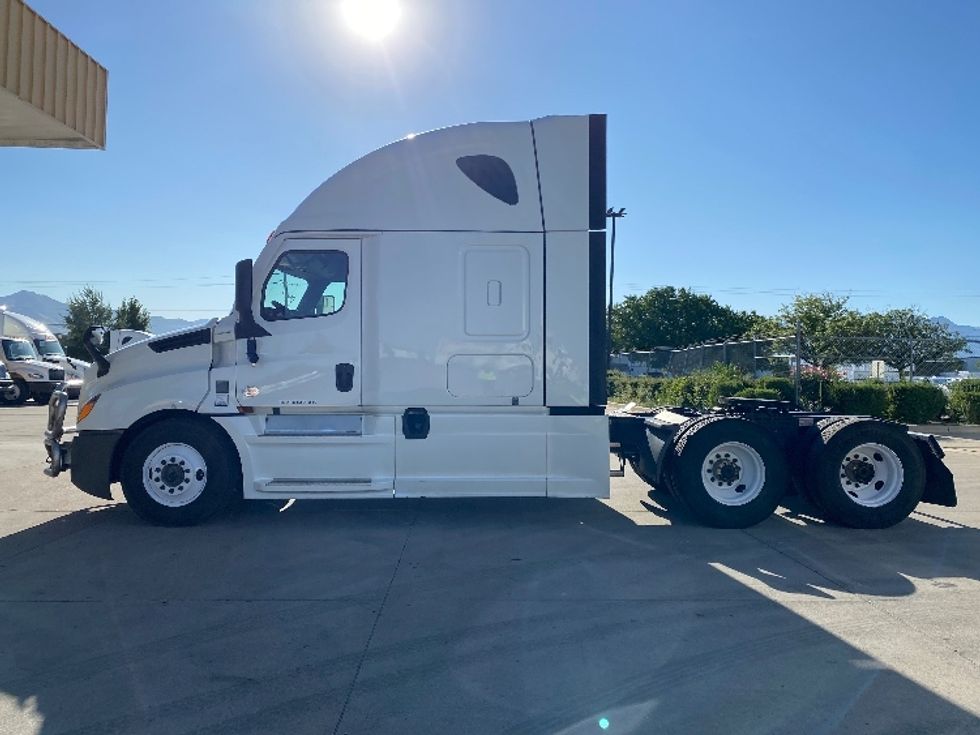 Sleeper Tractor-Heavy Duty Tractors-Freightliner-2024-T12664ST-Salt Lake City-UT-659,134\n\t\tmiles-$ 81,750 - Image 4