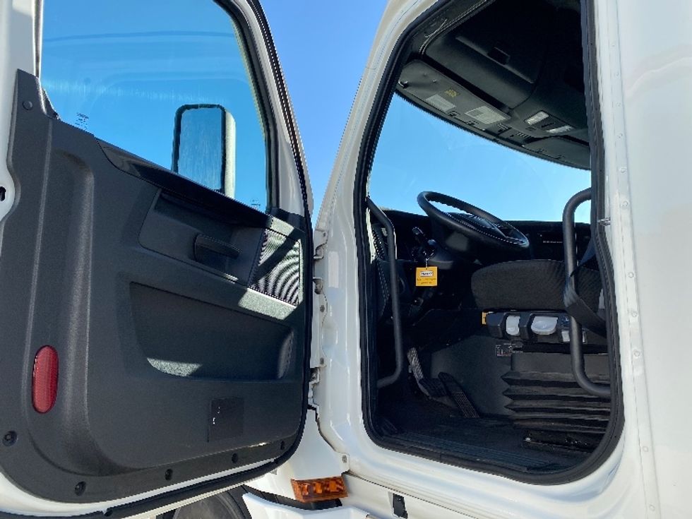 Sleeper Tractor-Heavy Duty Tractors-Freightliner-2024-T12664ST-Salt Lake City-UT-659,134\n\t\tmiles-$ 81,750 - Image 9