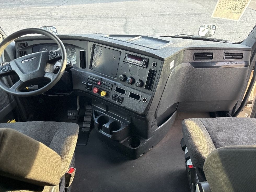 Sleeper Tractor-Heavy Duty Tractors-Freightliner-2024-T12664ST-Salt Lake City-UT-824,840\n\t\tmiles-$ 57,500 - Image 12