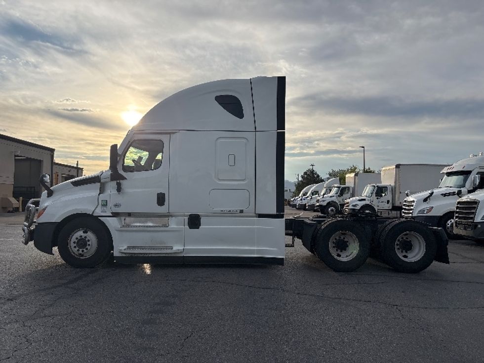 Sleeper Tractor-Heavy Duty Tractors-Freightliner-2024-T12664ST-Salt Lake City-UT-824,840\n\t\tmiles-$ 57,500 - Image 4