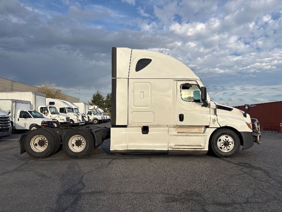 Sleeper Tractor-Heavy Duty Tractors-Freightliner-2024-T12664ST-Salt Lake City-UT-824,840\n\t\tmiles-$ 57,500 - Image 8