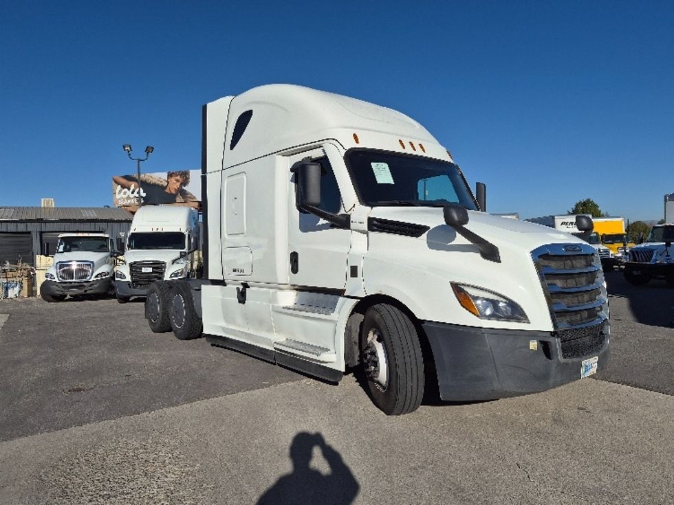 Sleeper Tractor-Heavy Duty Tractors-Freightliner-2024-T12664ST-Salt Lake City-UT-885,017\n\t\tmiles-$ 54,000 - Image 1