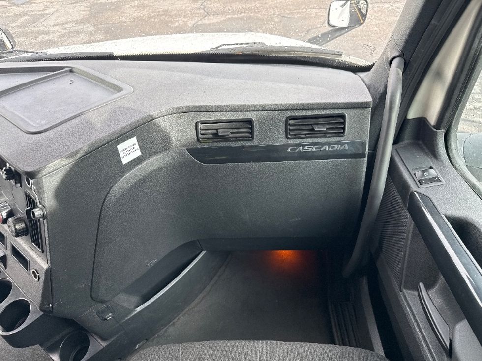 Sleeper Tractor-Heavy Duty Tractors-Freightliner-2024-T12664ST-Salt Lake City-UT-885,017\n\t\tmiles-$ 54,000 - Image 14