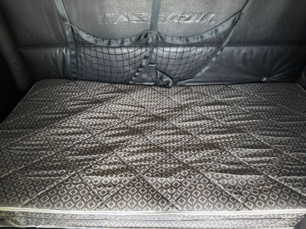 Sleeper Tractor-Heavy Duty Tractors-Freightliner-2024-T12664ST-Salt Lake City-UT-885,017\n\t\tmiles-$ 54,000 - Image 17