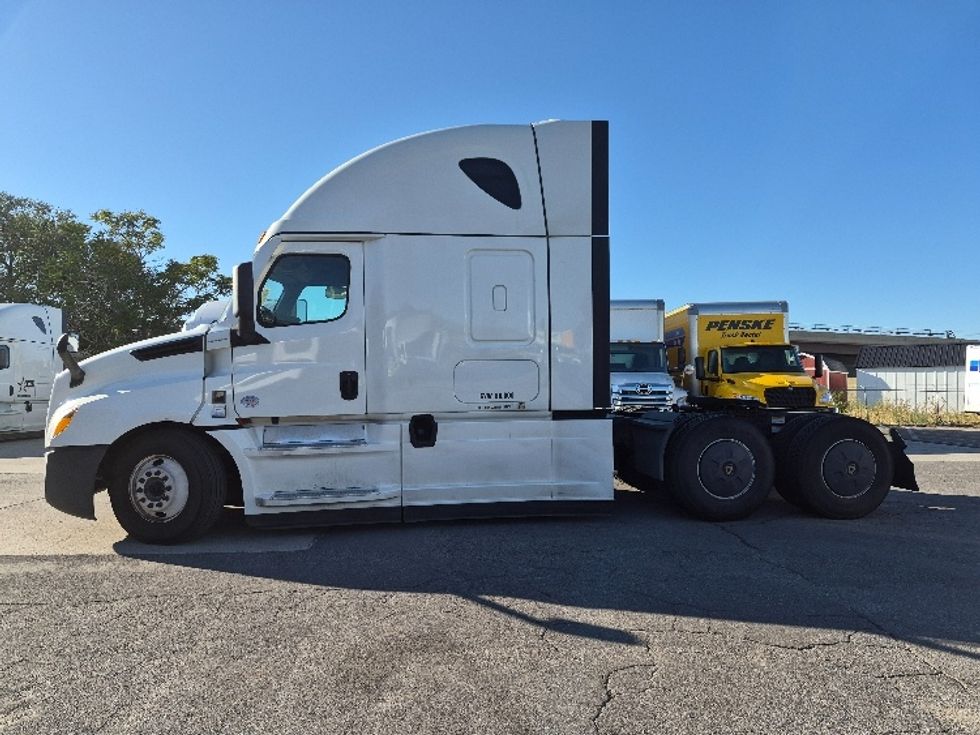 Sleeper Tractor-Heavy Duty Tractors-Freightliner-2024-T12664ST-Salt Lake City-UT-885,017\n\t\tmiles-$ 54,000 - Image 4