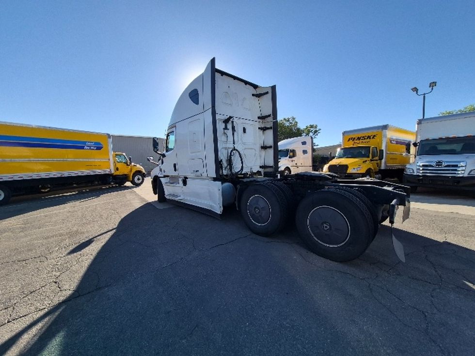 Sleeper Tractor-Heavy Duty Tractors-Freightliner-2024-T12664ST-Salt Lake City-UT-885,017\n\t\tmiles-$ 54,000 - Image 5