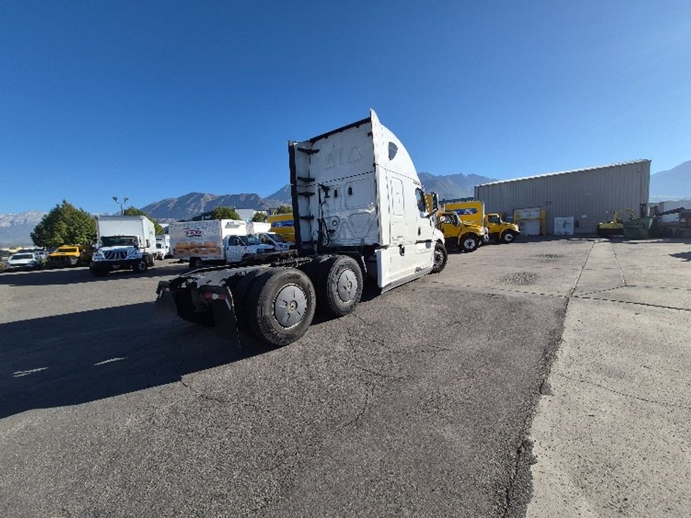 Sleeper Tractor-Heavy Duty Tractors-Freightliner-2024-T12664ST-Salt Lake City-UT-885,017\n\t\tmiles-$ 54,000 - Image 7