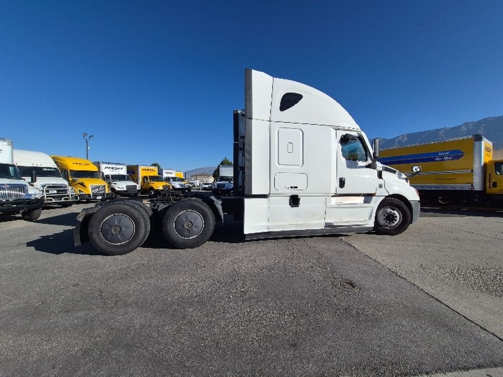 Sleeper Tractor-Heavy Duty Tractors-Freightliner-2024-T12664ST-Salt Lake City-UT-885,017\n\t\tmiles-$ 54,000 - Image 8