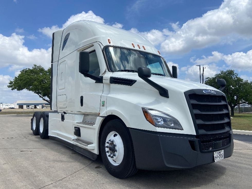 Sleeper Tractor-Heavy Duty Tractors-Freightliner-2024-T12664ST-San Antonio-TX-619,569\n\t\tmiles-$ 70,750 - Image 1