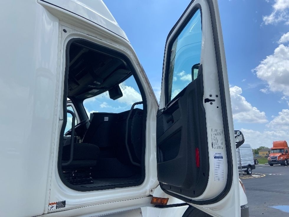 Sleeper Tractor-Heavy Duty Tractors-Freightliner-2024-T12664ST-San Antonio-TX-619,569\n\t\tmiles-$ 70,750 - Image 13