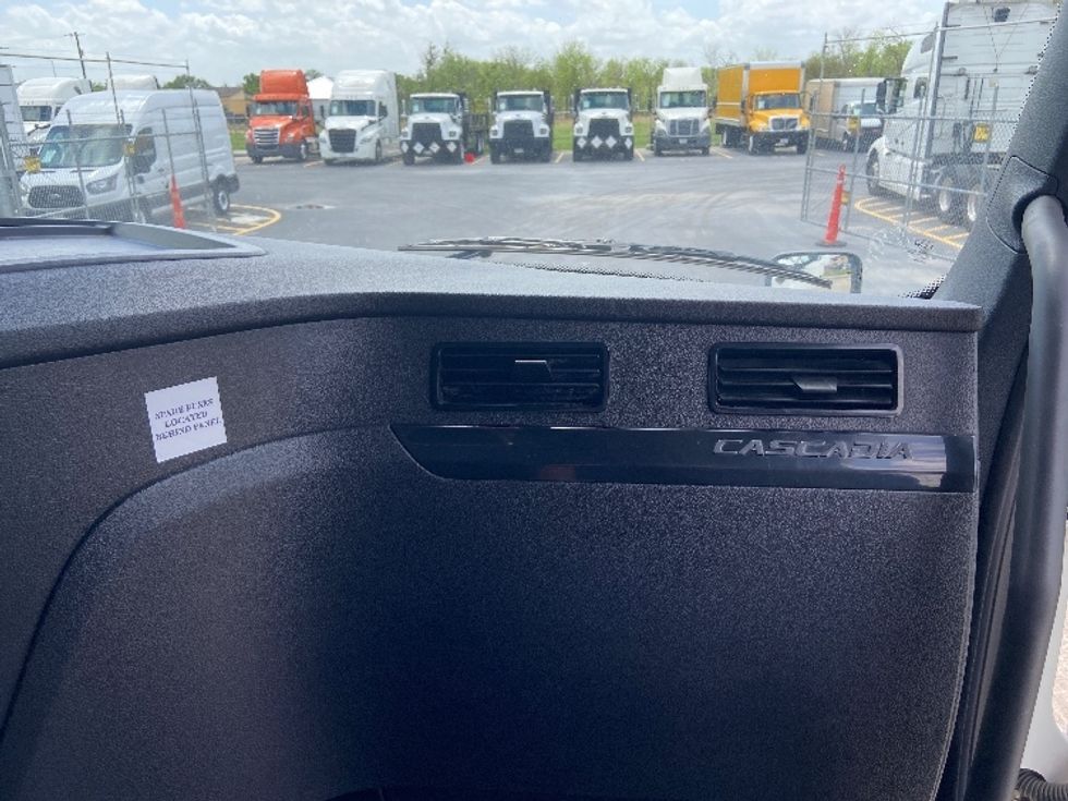 Sleeper Tractor-Heavy Duty Tractors-Freightliner-2024-T12664ST-San Antonio-TX-619,569\n\t\tmiles-$ 70,750 - Image 14