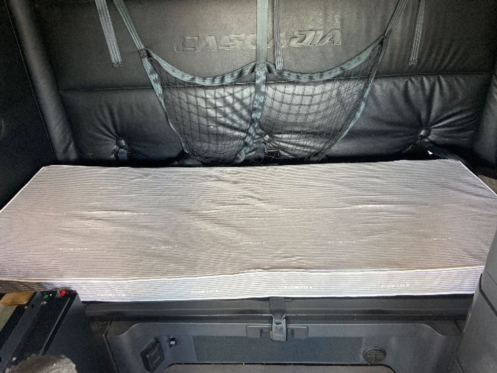 Sleeper Tractor-Heavy Duty Tractors-Freightliner-2024-T12664ST-San Antonio-TX-619,569\n\t\tmiles-$ 70,750 - Image 17