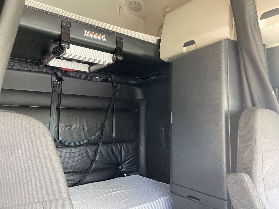 Sleeper Tractor-Heavy Duty Tractors-Freightliner-2024-T12664ST-San Antonio-TX-619,569\n\t\tmiles-$ 70,750 - Image 18