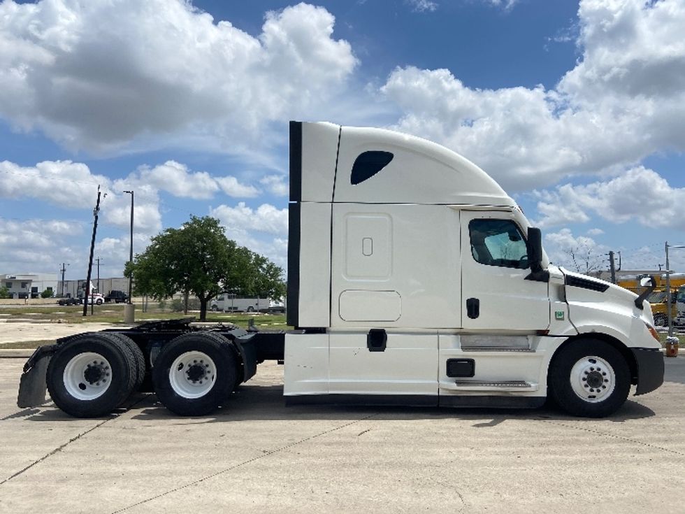 Sleeper Tractor-Heavy Duty Tractors-Freightliner-2024-T12664ST-San Antonio-TX-619,569\n\t\tmiles-$ 70,750 - Image 8