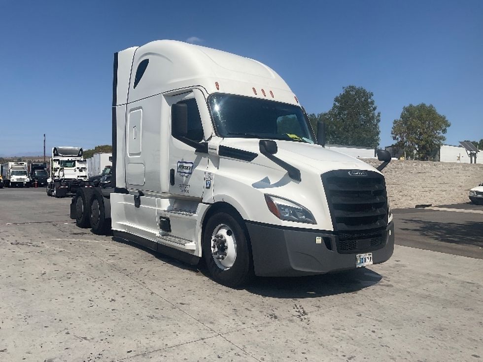 Sleeper Tractor-Heavy Duty Tractors-Freightliner-2024-T12664ST-Torrance-CA-617,816\n\t\tmiles-$ 83,500 - Image 1