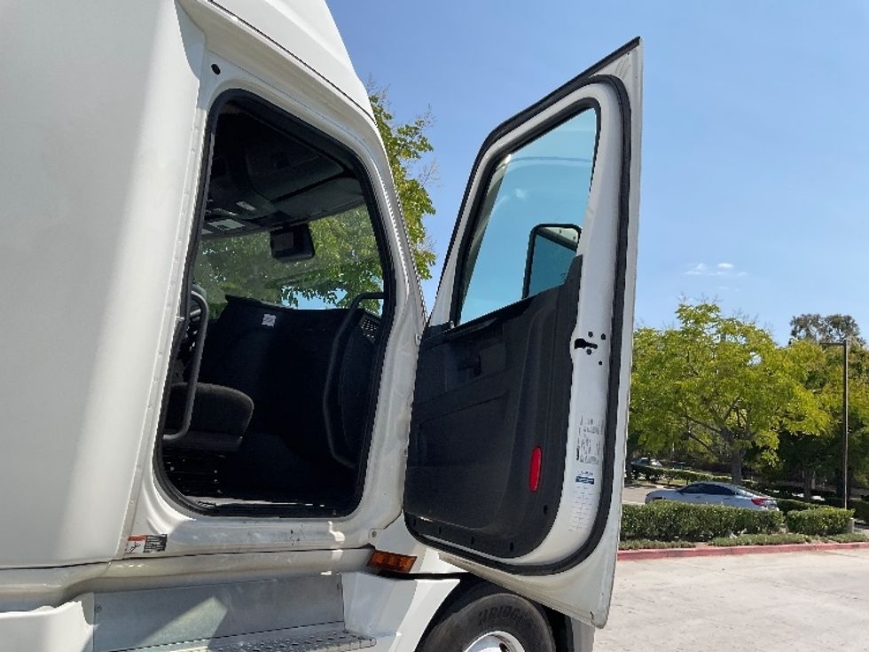 Sleeper Tractor-Heavy Duty Tractors-Freightliner-2024-T12664ST-Torrance-CA-617,816\n\t\tmiles-$ 83,500 - Image 13