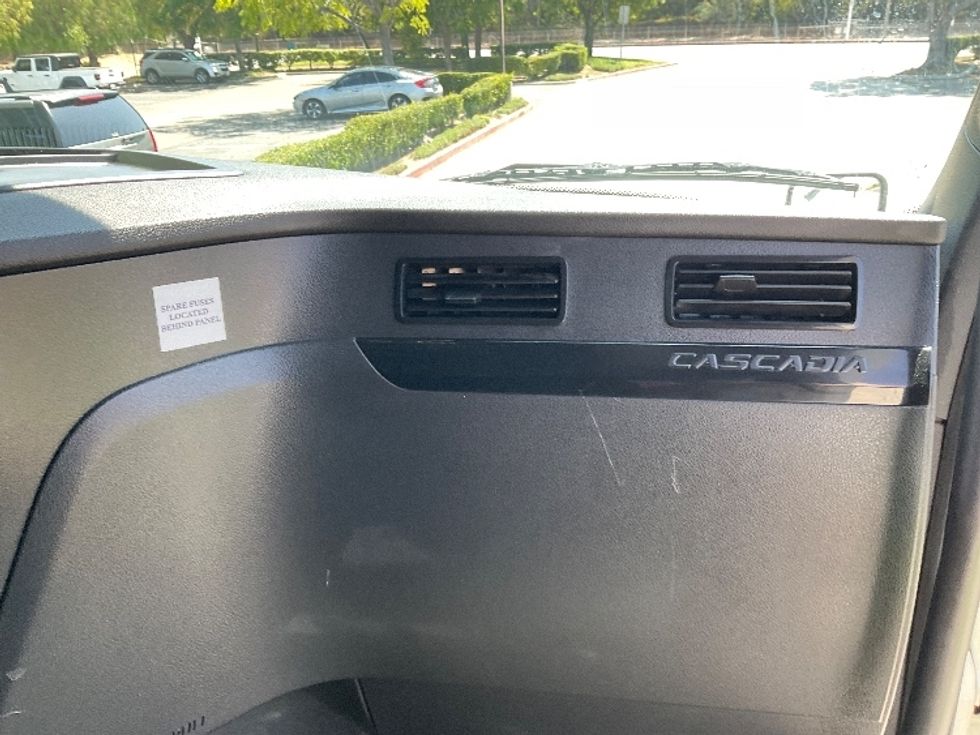 Sleeper Tractor-Heavy Duty Tractors-Freightliner-2024-T12664ST-Torrance-CA-617,816\n\t\tmiles-$ 83,500 - Image 14