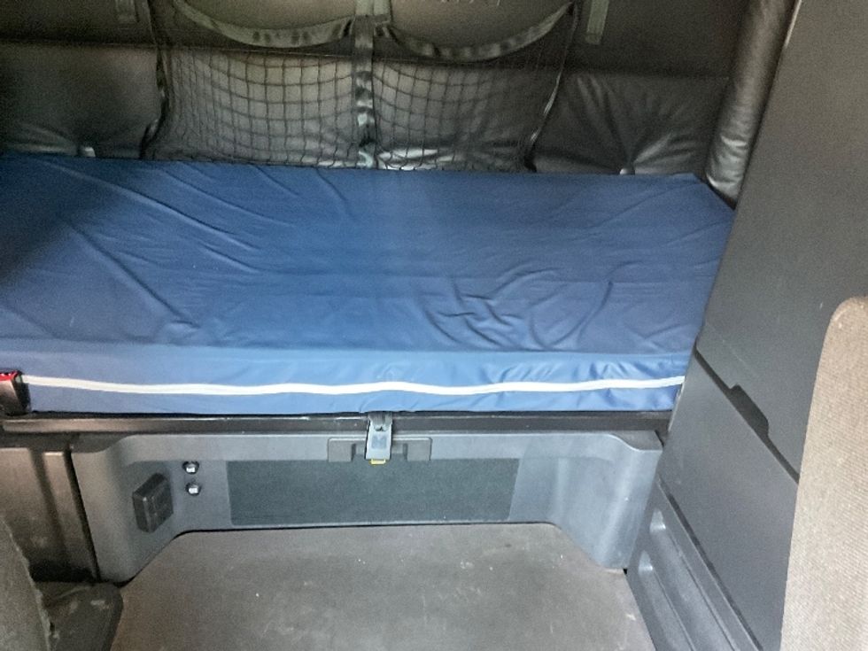 Sleeper Tractor-Heavy Duty Tractors-Freightliner-2024-T12664ST-Torrance-CA-617,816\n\t\tmiles-$ 83,500 - Image 16