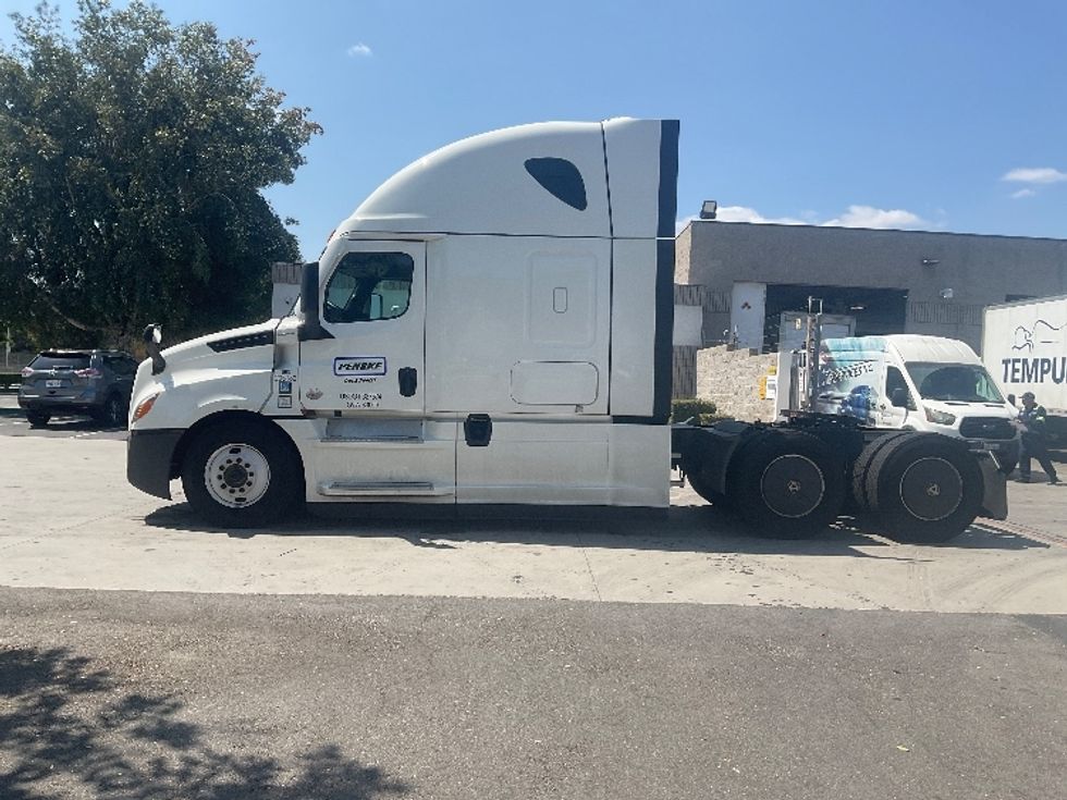 2024 Freightliner Cascadia 126" Sleeper Cab photo 4