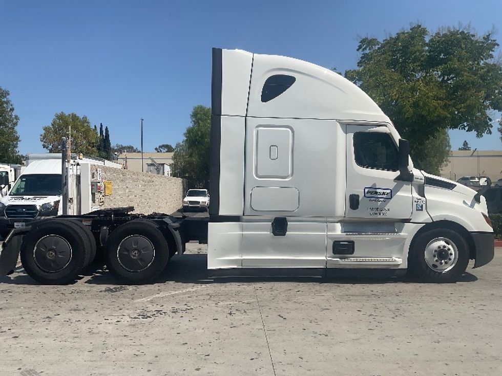 Sleeper Tractor-Heavy Duty Tractors-Freightliner-2024-T12664ST-Torrance-CA-617,816\n\t\tmiles-$ 83,500 - Image 8
