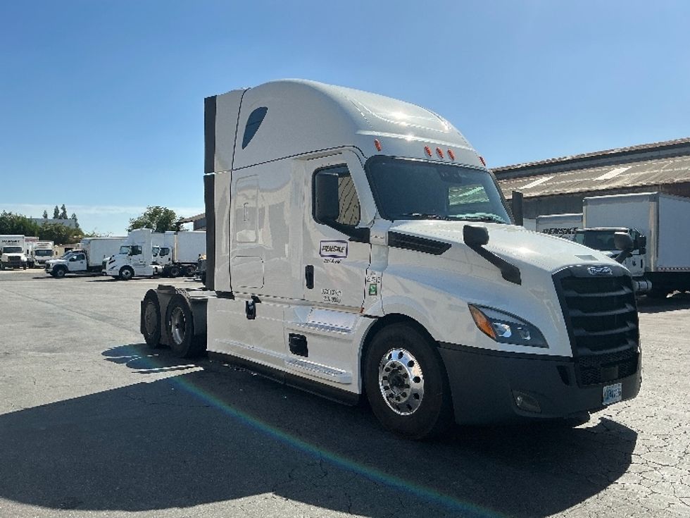 Sleeper Tractor-Heavy Duty Tractors-Freightliner-2024-T12664ST-Torrance-CA-657,175\n\t\tmiles-$ 83,250 - Image 1