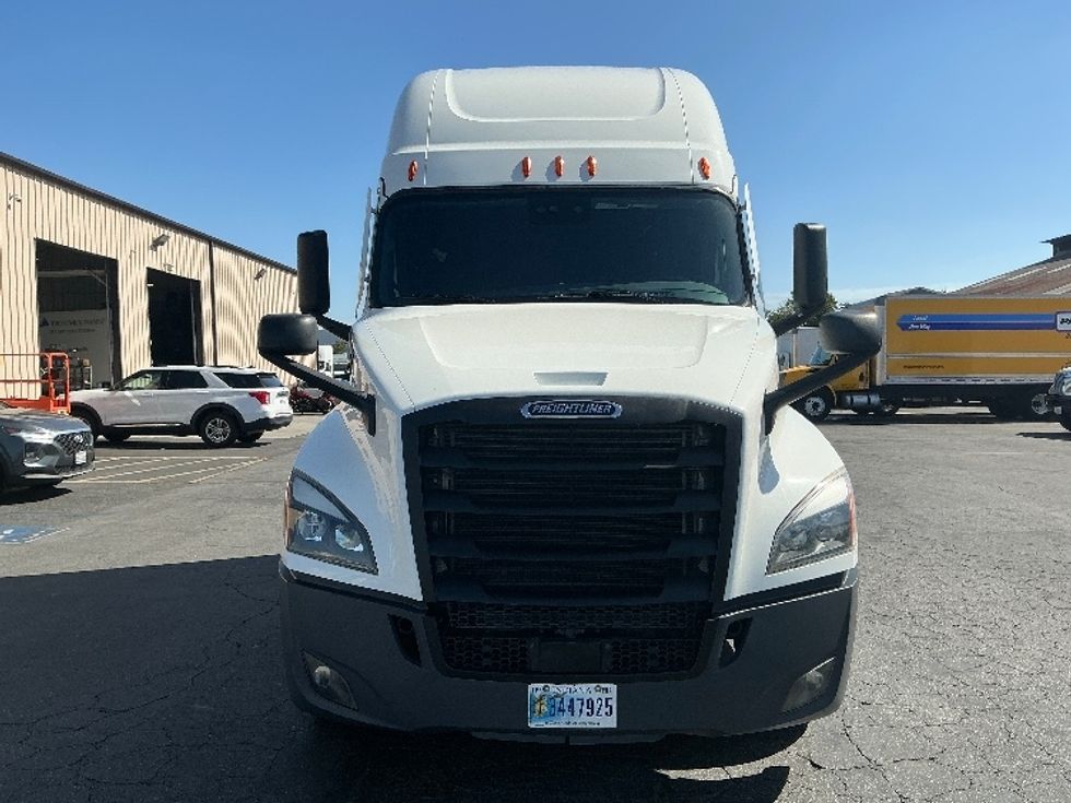 Sleeper Tractor-Heavy Duty Tractors-Freightliner-2024-T12664ST-Torrance-CA-657,175\n\t\tmiles-$ 83,250 - Image 2