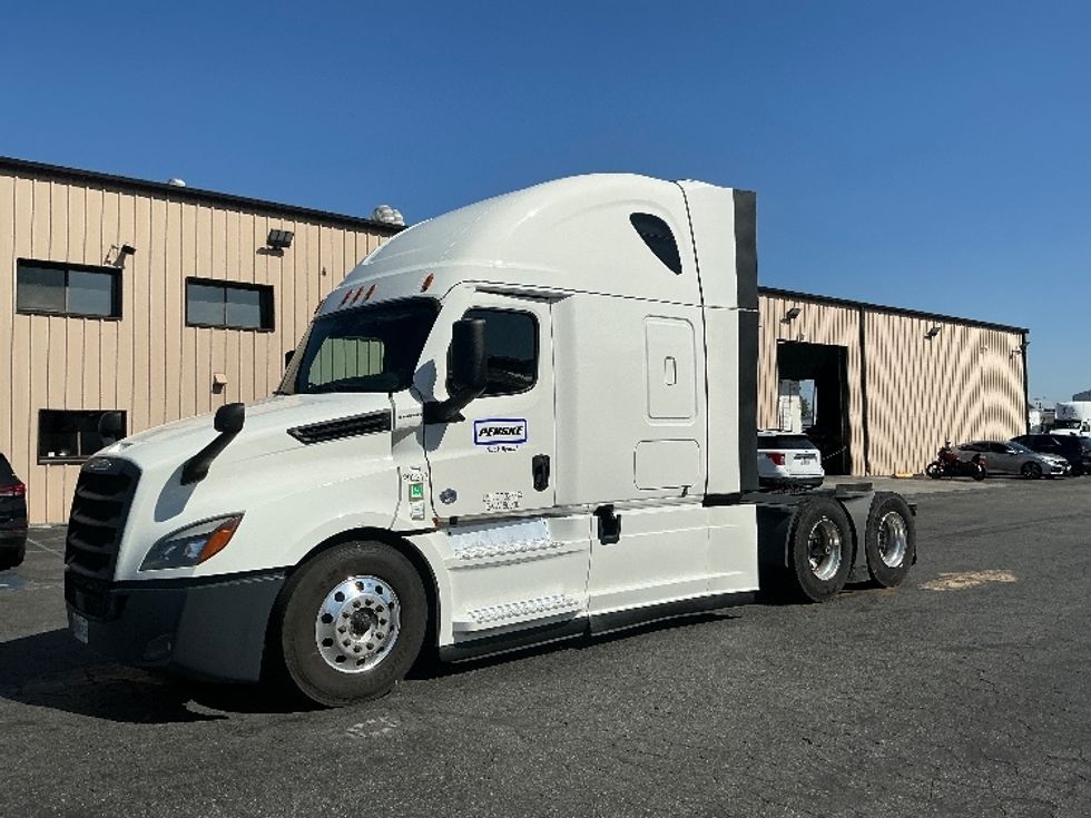 Sleeper Tractor-Heavy Duty Tractors-Freightliner-2024-T12664ST-Torrance-CA-657,175\n\t\tmiles-$ 83,250 - Image 3